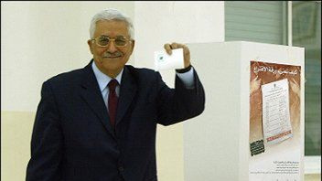 Mahmud Abbas głosuje