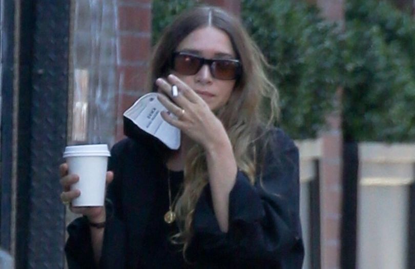 Mary-Kate i Ashley Olsen raczą się papierosowym dymem w Nowym Jorku