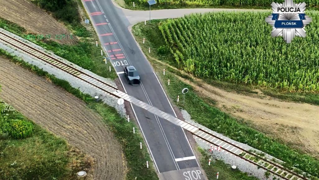 Kierowcy ignorują znak STOP na przejeździe kolejowym 