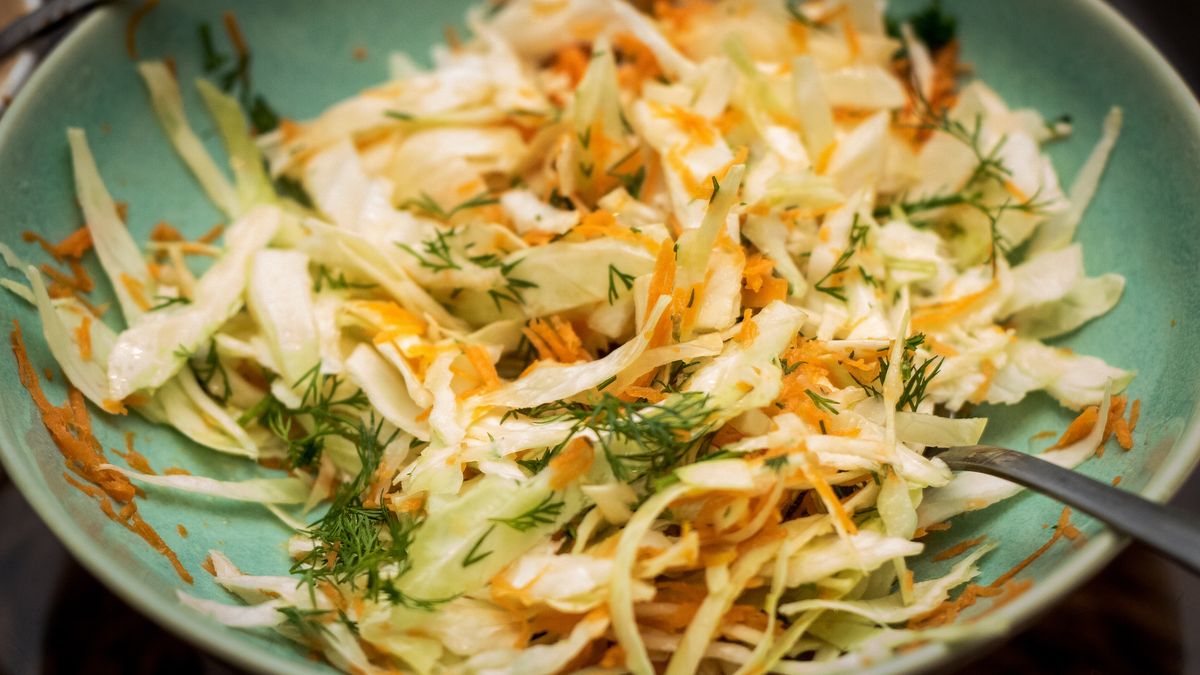 Surówka z kapusty to smaczny dodatek do niemal każdego obiadu