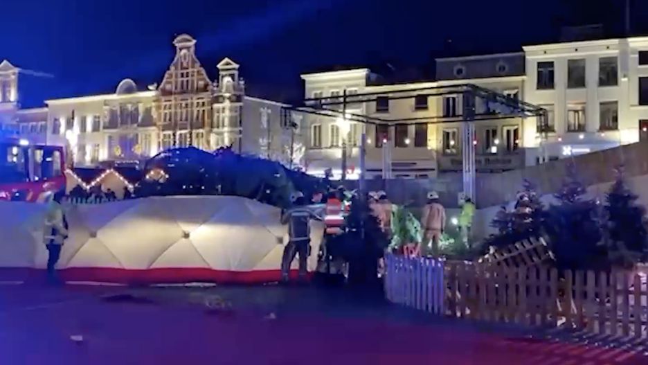 Bożonarodzeniowa choinka, ustawiona na rynku w belgijskim mieście Oudenaarde runęła na ludzi