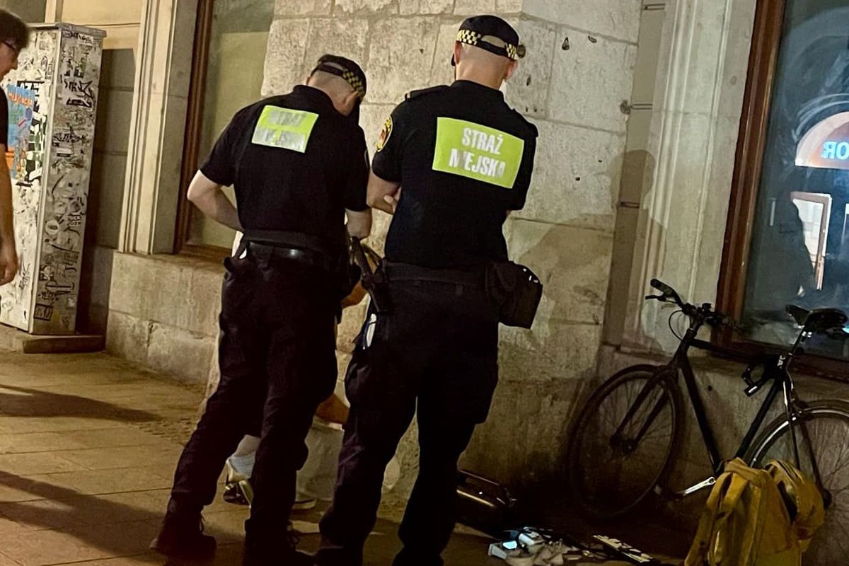 Znalazł portfel na ulicy w Krakowie. Nie wiedział, że jest kamera