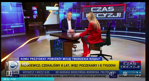 Cała na czerwono Monika Olejnik skradła show w "Kropce nad i" krzykliwą stylizacją. Trudno było skupić się na gościu programu (FOTO)