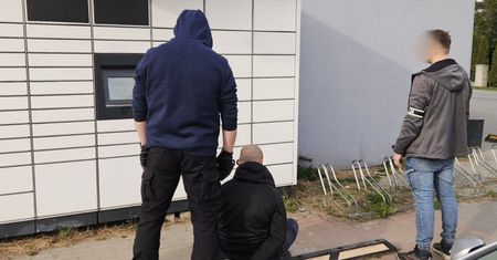 Opole: Tęsknota za partnerką sprowadziła go do kraju. 28-latek wpadł pod paczkomatem