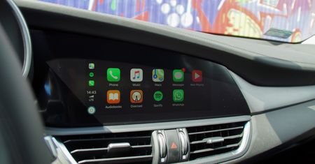 Jeśli masz iPhone'a, chcesz mieć CarPlay w samochodzie. Oto wszystko, co musisz wiedzieć