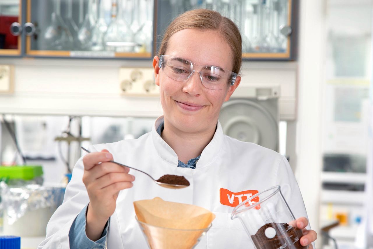 Smakuje i pachnie jak kawa, ale powstała w laboratorium - Elviira Kärkkäinen przygotowuje kawę w laboratorium VTT.
