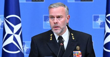 Ostrzeżenie z NATO. "Musicie mieć w domu wodę, radio i latarkę"