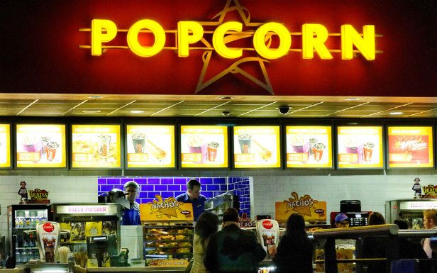 To nie żart, to nauka! Jedzenie popcornu w kinie uodparnia na reklamy 1