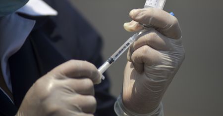Koronawirus. Szanse na szczepionkę do końca roku są "bardzo małe"