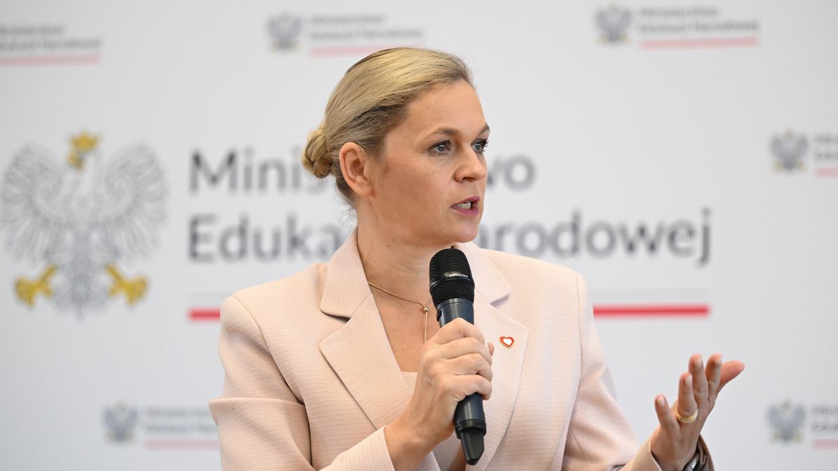 Gdańsk, 17.03.2025. Minister edukacji Barbara Nowacka podczas Okrągłego Stołu Uczniowskiego z uczniami szkół ponadpodstawowych z województwa pomorskiego, 17 bm. w Zespole Szkół Łączności im. Obrońców Poczty Polskiej w Gdańsku. (sko) PAP/Adam Warżawa