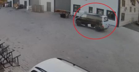 Okleili busa czarnym streczem. Policja pokazuje zdjęcia i tłumaczy