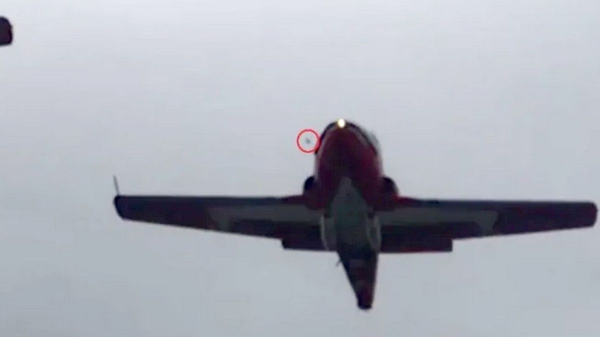 Stopklatka z nagrania analizowanego przez śledczych. Czerwonym kołkiem zaznaczono ptaka, który wg. wstępnych ustaleń jest najbardziej prawdopodobną przyczyną katastrofy samolotu, do której doszło w 17 maja w Kanadzie.