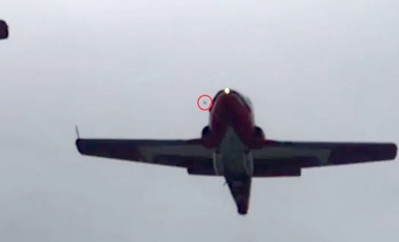 Stopklatka z nagrania analizowanego przez śledczych. Czerwonym kołkiem zaznaczono ptaka, który wg. wstępnych ustaleń jest najbardziej prawdopodobną przyczyną katastrofy samolotu, do której doszło w 17 maja w Kanadzie.