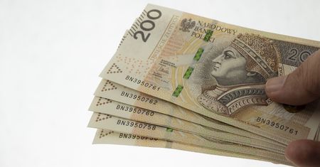 1000 złotych więcej do pensji. Dodatek dostaną tysiące Polaków!