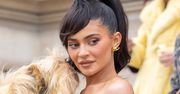 Kolejna pracownica pozywa Kylie Jenner! Miała być NĘKANA przez przełożoną. "Nie wolno patrzeć na Kylie"