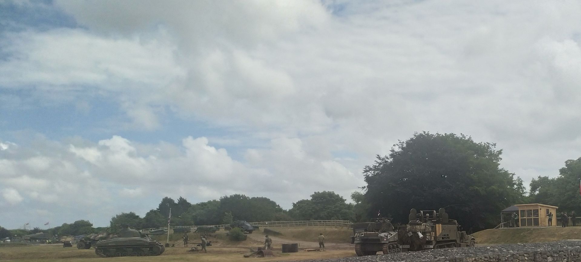 Sprzęt amerykański obejmujący m.in. M16 half-track z czterema karabinami maszynowymi M2.