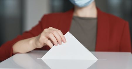 Jak prawidłowo wrzucić kartę do urny wyborczej?