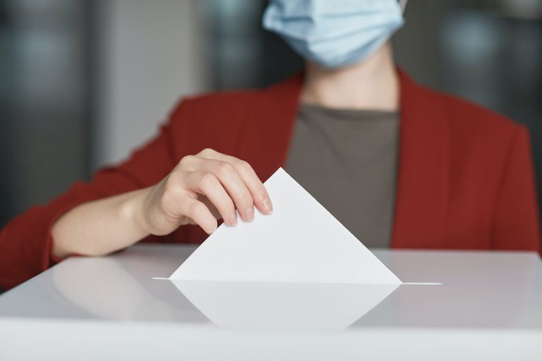 Jak prawidłowo wrzucić kartę do urny wyborczej?