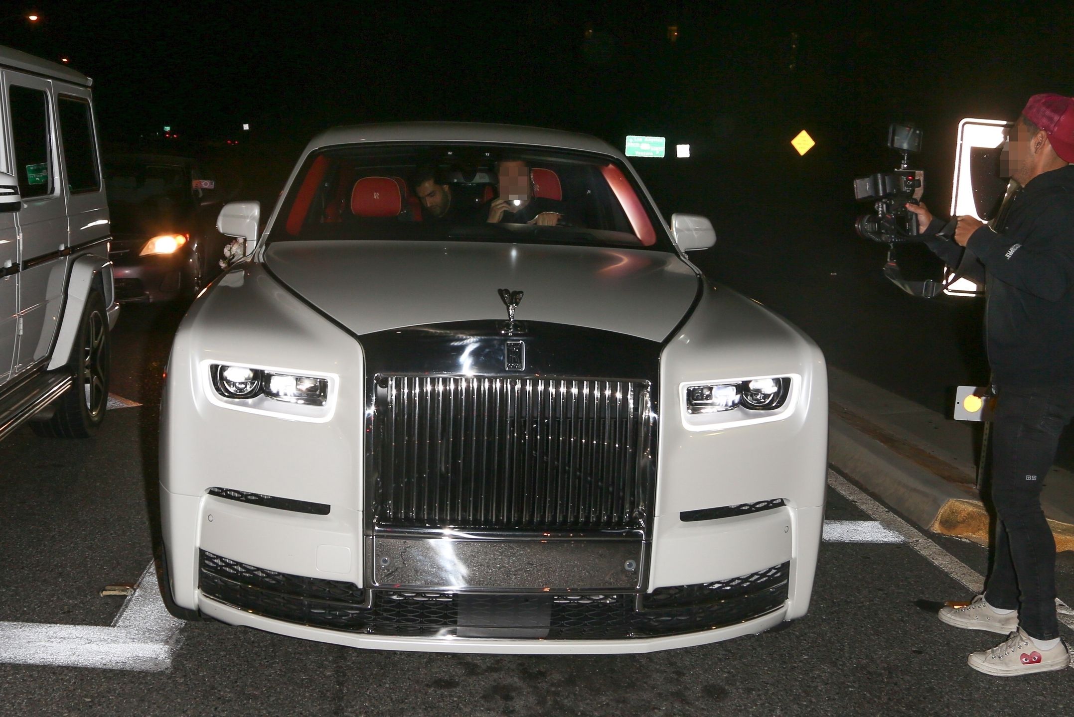 Britney Spears i Sam Asghari uciekają przed paparazzi w białym Rolls Roycie 