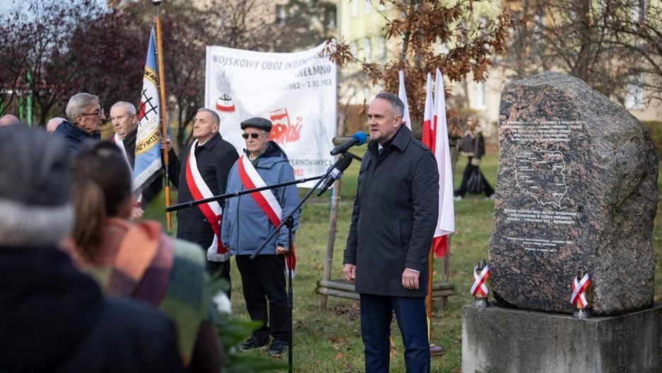 5 listopada  przy obelisku, który upamiętnia osoby internowane w czasie stanu wojennego w Bydgoszczy, odbyły się uroczyste obchody 43. rocznicy utworzenia Wojskowych Obozów Internowania przez komunistyczne władze PRL.
