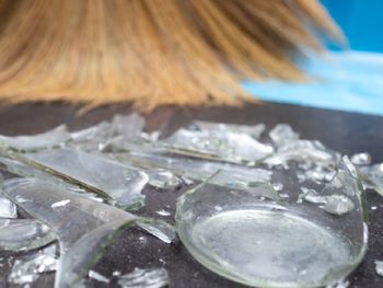 Gdzie wyrzucać rozbite szklanki? Nagminny błąd