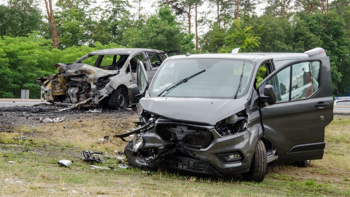 Samoch�d sp?on?? na DK29 ko?o S?ubic
Fot. NewsLubuski/East News, DK29, 03.07.2021. Wypadek na drodze krajowej numer 29 na odcinku Slubice - Swiecko. W zdarzeniu uczesniczyly trzy pojazdy, jeden z nich splonal. Piec osob trafilo do szpitala.
NewsLubuski