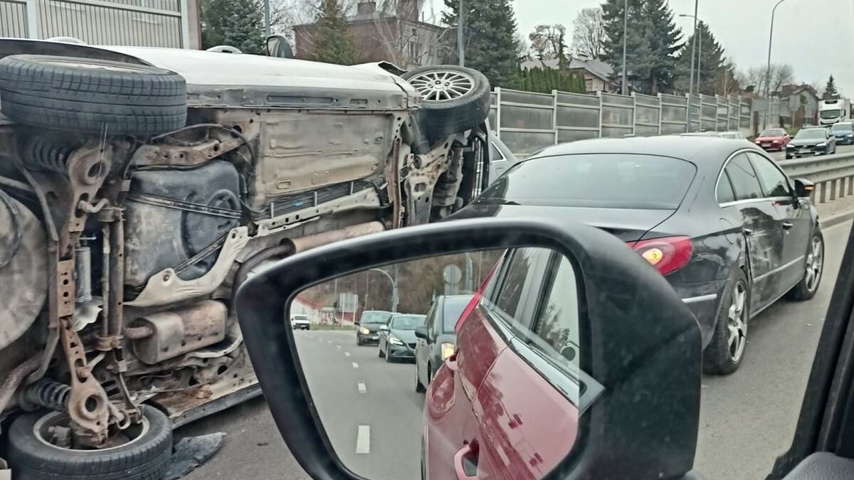 Ford na boku po zderzeniu z volkswagenem na ul. Ducha