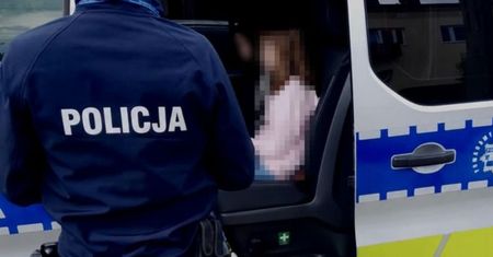 Nastolatki w radiowozie. Dramatyczne sceny. "Policjanci nie czekali"