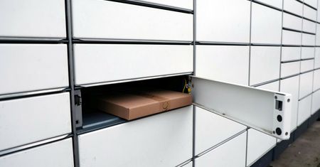 Nie mogą spać przez automaty paczkowe. Ślą skargi do miasta