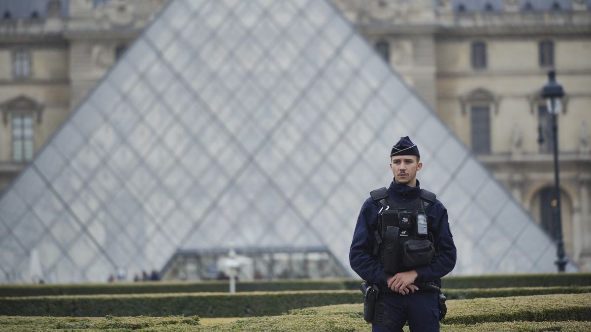 Louvre Closes After Jewellery Heist
PARIS, FRANCE - OCTOBER 19: Police stand guard outside the Louvre museum at Louvre on October 19, 2025 in Paris, France. France's Culture Minister, Rachida Dati, announced the closure of the world-famous art museum on X due to the robbery taking place just after the Louvre opened to the public. It is being reported that millions of pound with of historic jewellery belonging to Napoleon and Empress Josephine has been stolen (Photo by Remon Haazen/Getty Images)
Remon Haazen
bestof, topix