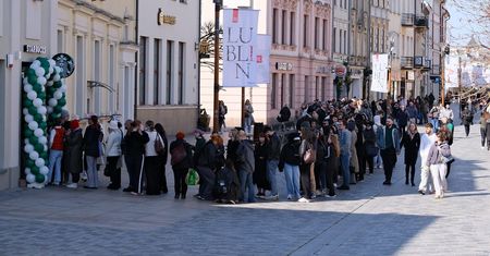 Starbucks otworzył pierwszą kawiarnię w Lublinie. W kolejce ustawiło się kilkaset osób [ZDJĘCIA]