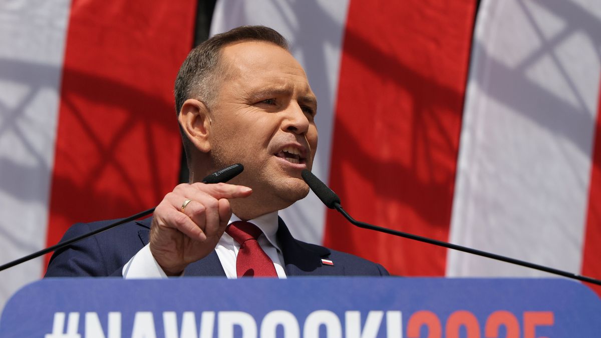 Warszawa, 25.05.2025. Wybory prezydenta RP - kampania przed II turą. "Wielki Marsz za Polską", 25 bm. zwolenników kandydata Komitetu Obywatelskiego w wyborach prezydenckich, popieranego przez PiS prezesa IPN Karola Nawrockiego w II turze wyborów na fotel prezydenta RP. Jego trasa wiedzie z ronda gen. de Gaulla na plac Zamkowy. Uczestniczy Karol Nawrocki. (amb) PAP/Paweł Supernak