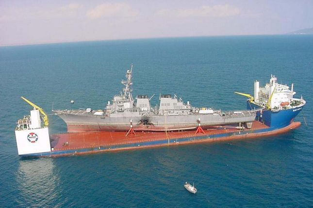 USS Cole w drodze do stoczni remontowej