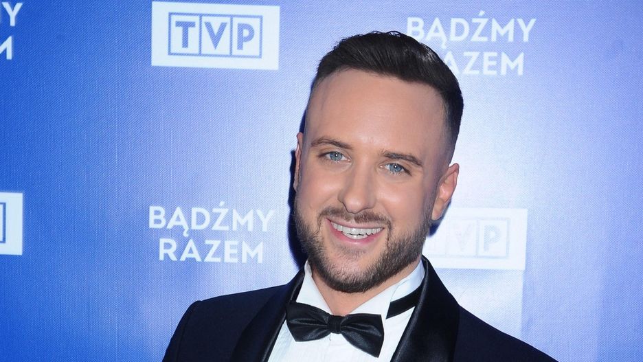 Aleksander Sikora jest prowadzącym programu "Pytanie na śniadanie".