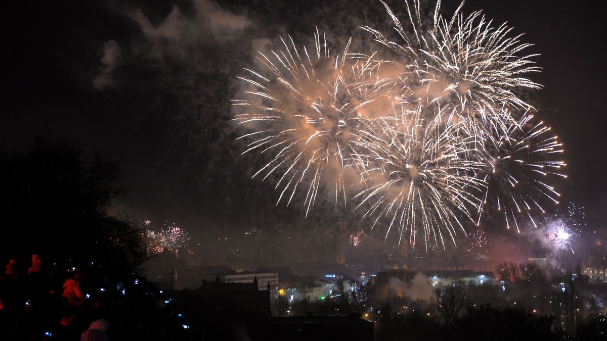 Fajerwerki Sylwester 2017
Fot. Przemek Swiderski / East News  Gdansk  01.01.2018 Powitanie Nowego Roku w Gdansku . N/z. Pokaz fajerwerkow widziany z Gory Gradowej
PRZEMEK SWIDERSKI