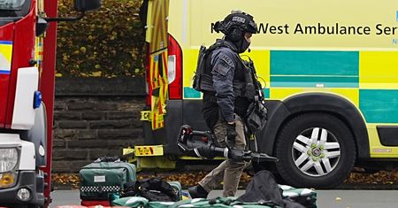 Atak przed synagogą w Manchesterze. Dwie osoby nie żyją. Król w szoku