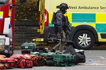 Atak przed synagogą w Manchesterze. Dwie osoby nie żyją. Król w szoku