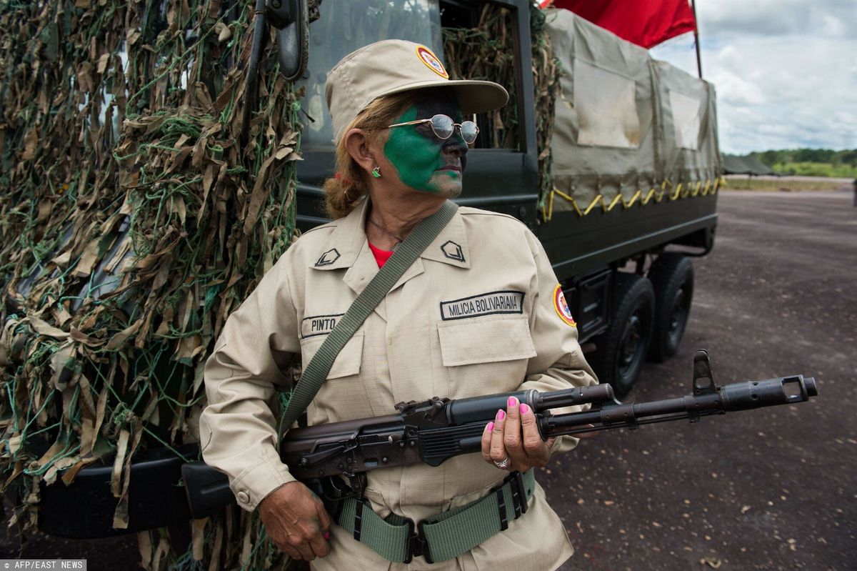 Członek rezerwy armii wenezuelskiej przed paradą wojskową w Tumeremo w stanie Bolivar w Wenezueli