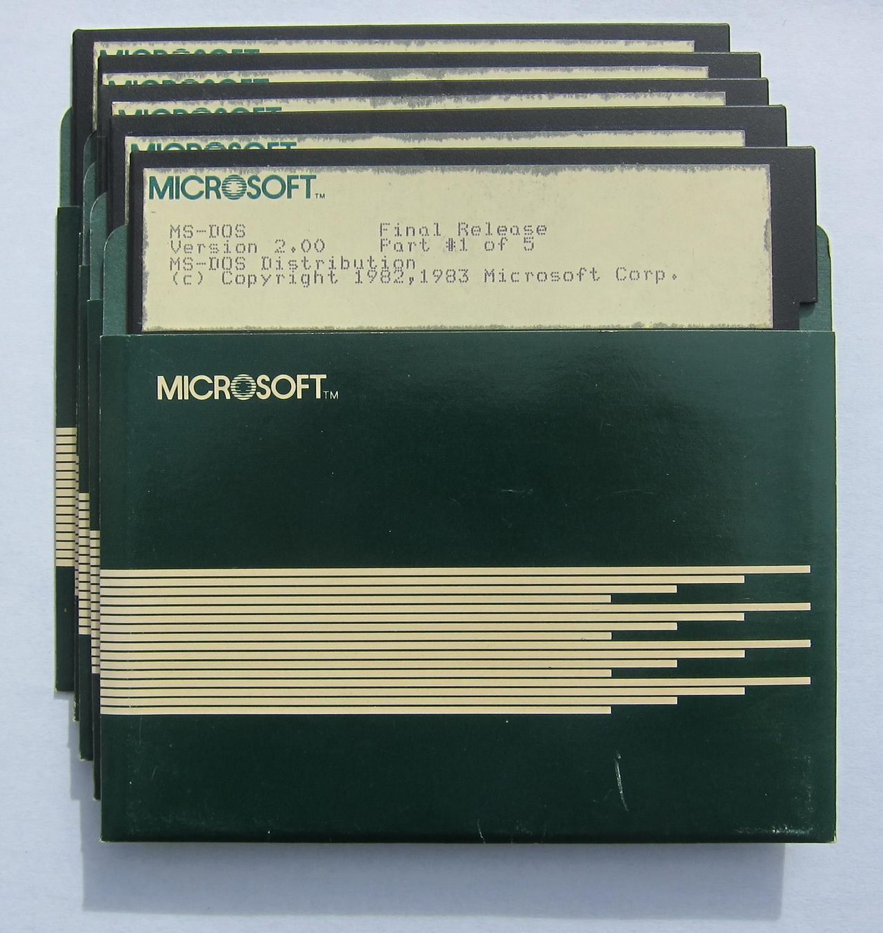 MS-DOS 2.0 na pięciu dyskietkach. Źródło: Computer History Museum.