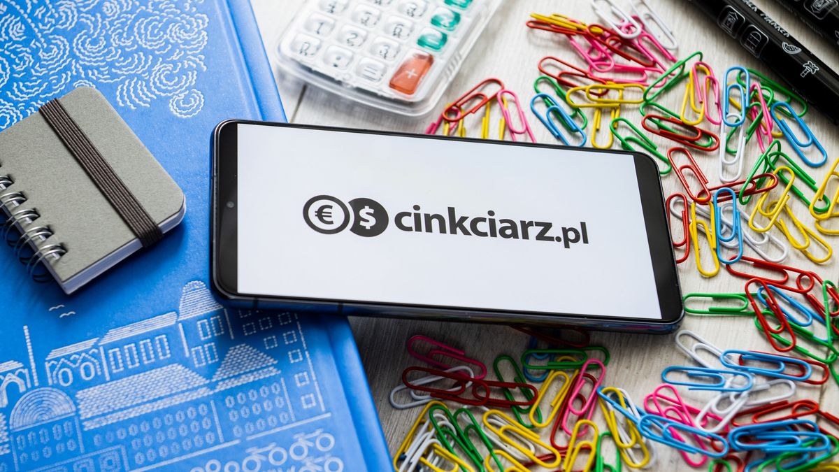 POLAND - 2023/03/07: In this photo illustration, a Cinkciarz logo seen displayed on a smartphone. (Photo Illustration by Mateusz Slodkowski/SOPA Images/LightRocket via Getty Images)
