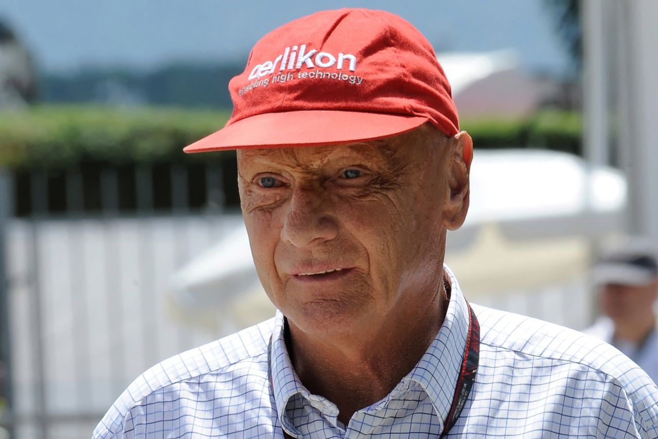Niki Lauda ostro jedzie po bolidach konkurencji