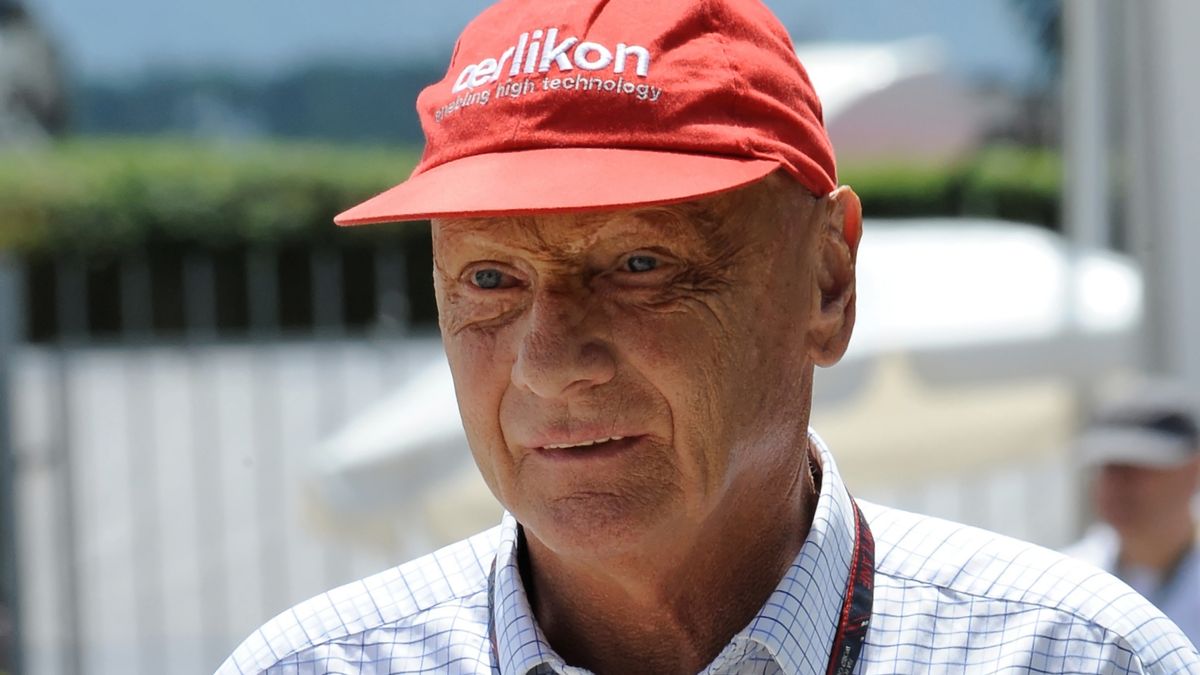 Niki Lauda ostro jedzie po bolidach konkurencji 1