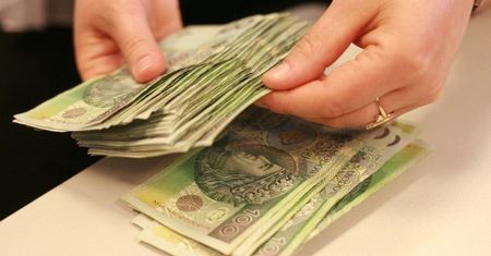 Emeryci i renciści dostaną wcześniej swoje świadczenia, ale tylko wybrani. Sprawdźcie szczegóły