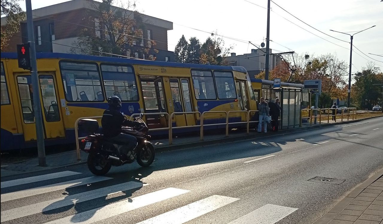 Chwile grozy w Toruniu. Tramwaj wjechał w przystanek. Akcja służb