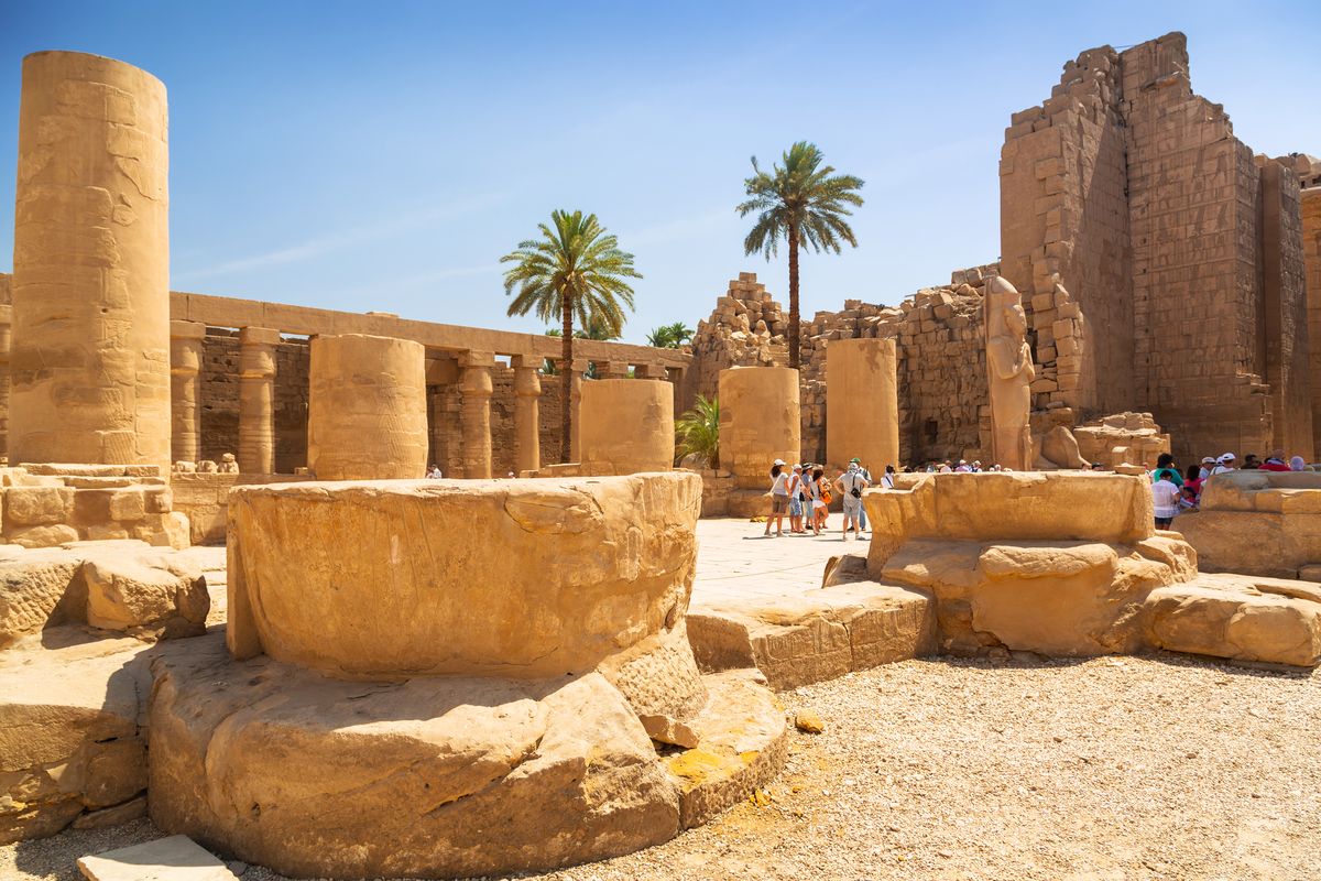 Turyści chętnie odwiedzają kompleks w Karnaku