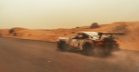 Tomek Mąkolski znów fotografuje porsche. Tym razem w Dubaju