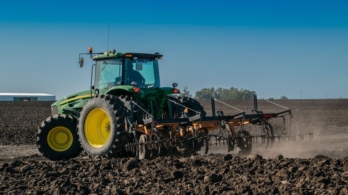 Traktor, ciągnik na polu, rolnik, rolnictwo