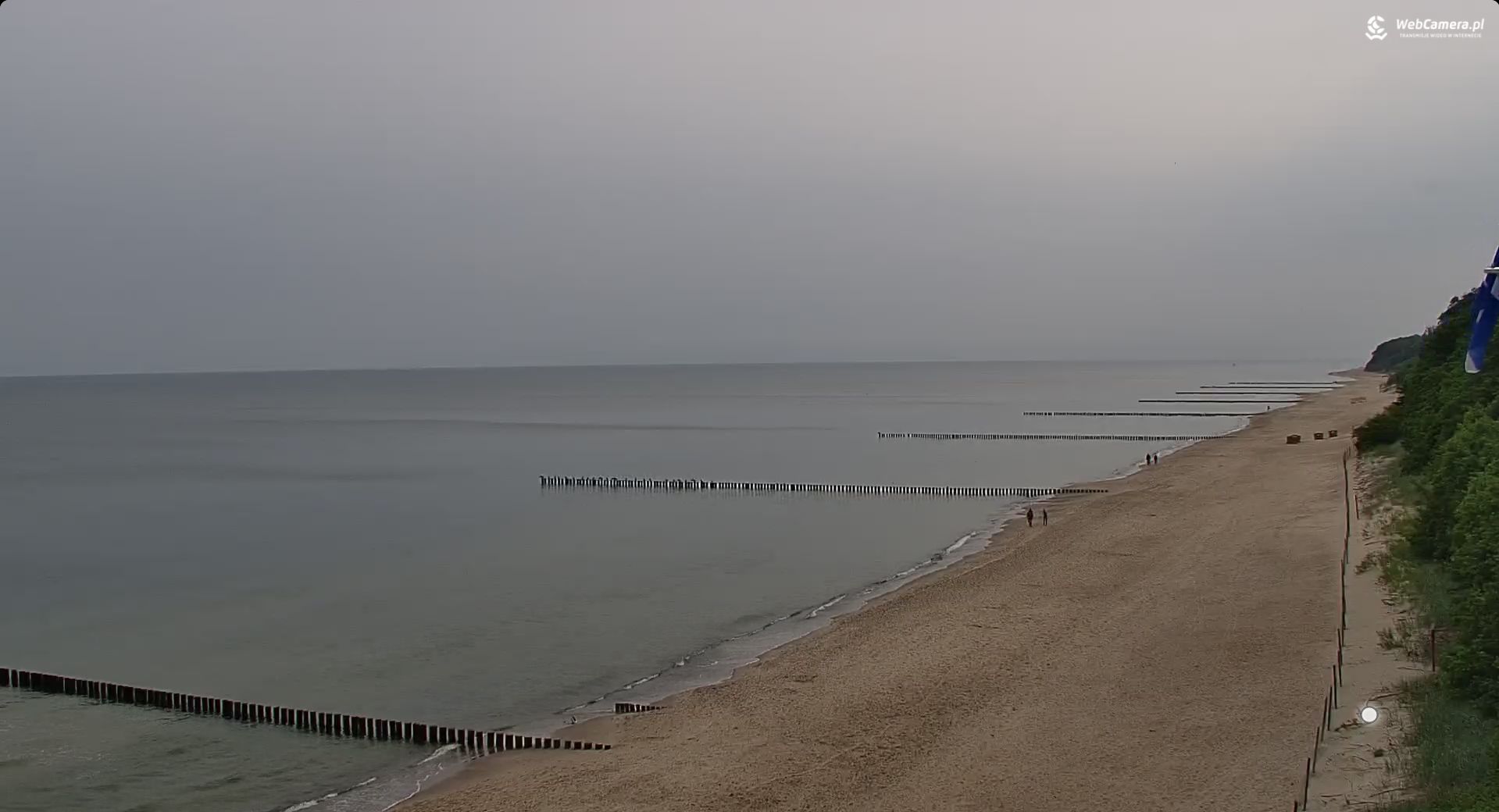 Tylko pojedyncze osoby spacerowały po plaży w Rewalu.