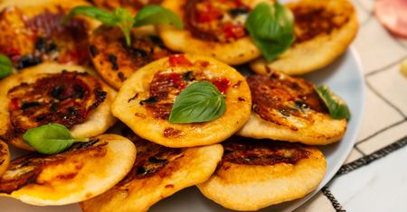 Robi się je szybko, znikną jeszcze szybciej. Pizzowe przekąski to hit każdej imprezy
