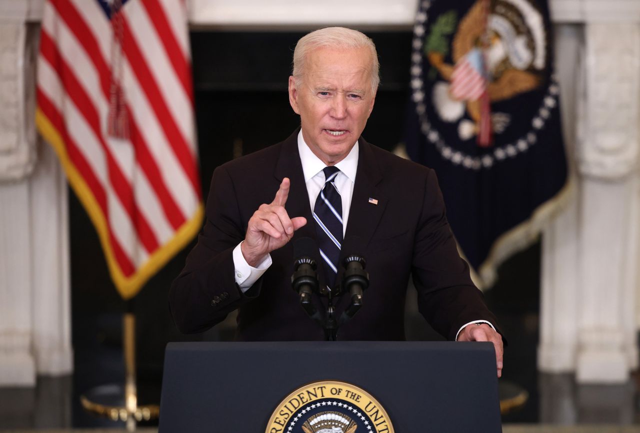 Biden ostrzega przed ekstremalnymi zjawiskami pogodowymi. Podał cenę w dolarach